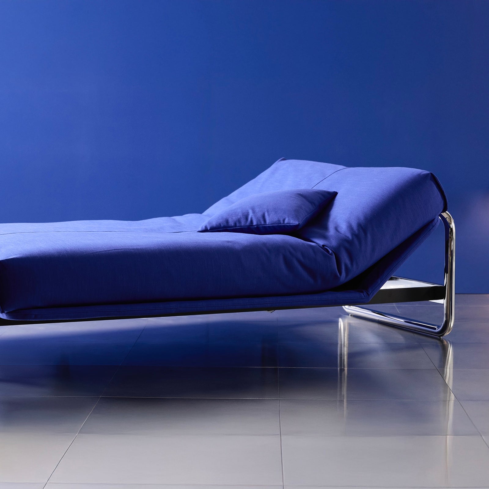 Lomira vuodesohvapaketti. Kangas Elegance Ultramarine. Kuvassa myös Dapper tyyny.