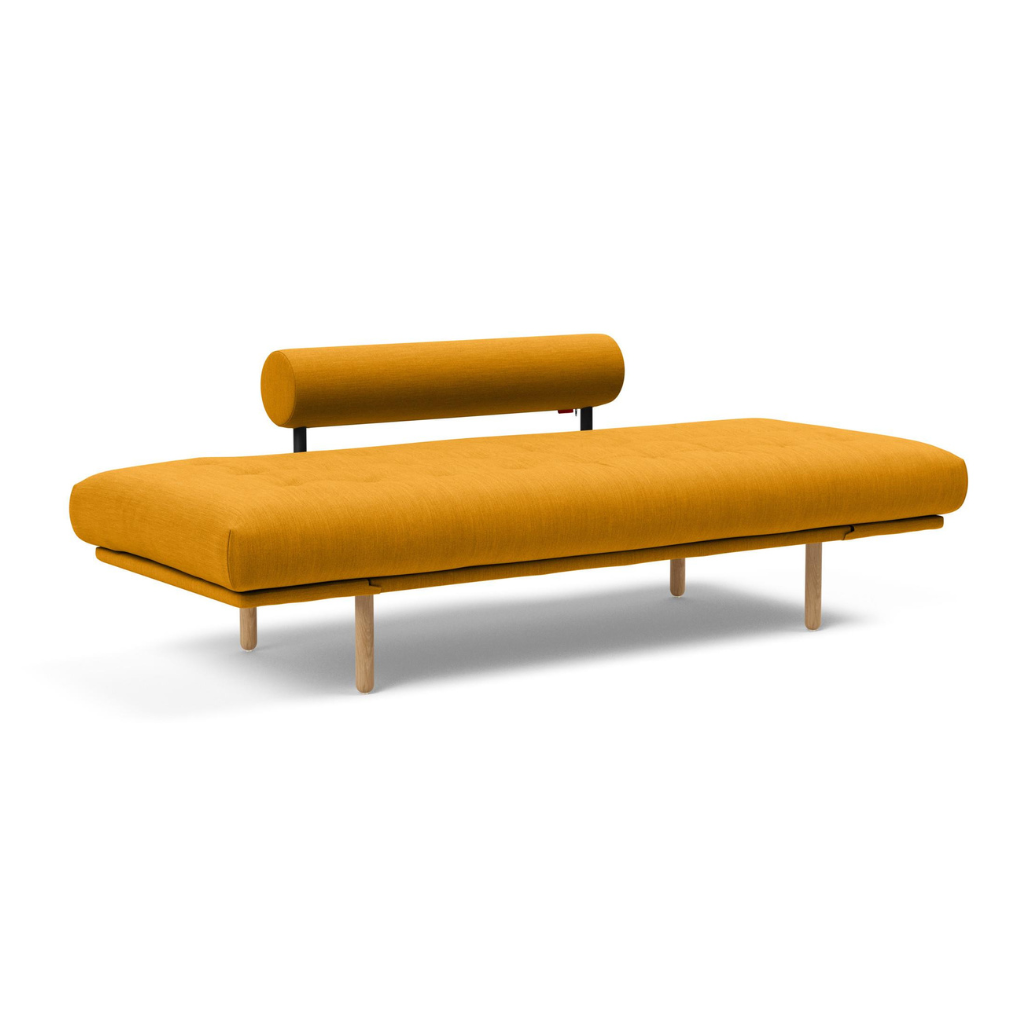 Rollo vuodesohva, jalat Stem, kangas Elegance Burned Curry. Kuvassa myös erikseen tilattava Rollo rungon suojus.