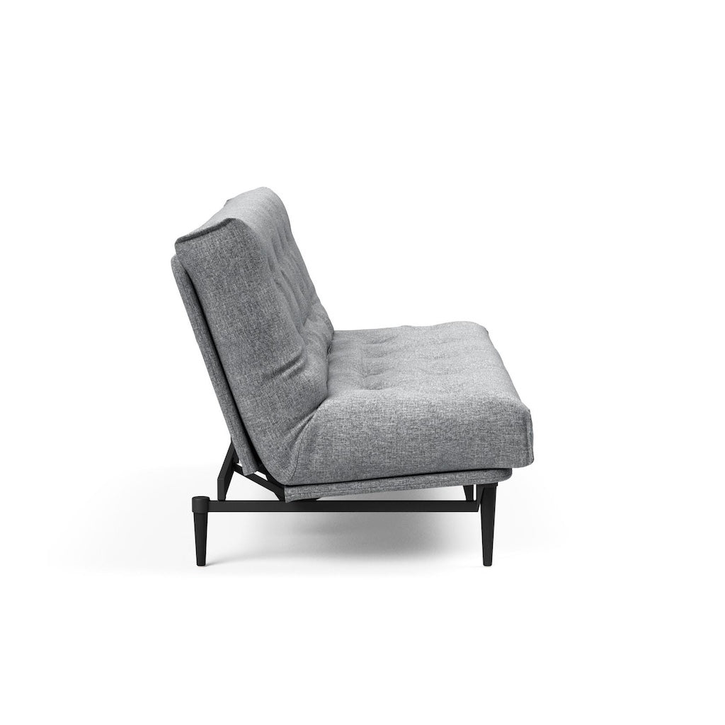 Colpus vuodesohva, jalat mustat, kangas Twist Granite. Kuvassa mukana myös erikseen tilattava rungon istuinosan suojus.