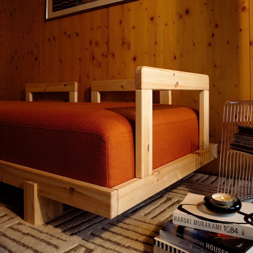 Stay sohva, lähikuva, jossa tyynyt otettu pois, kangas Vintage Orange.