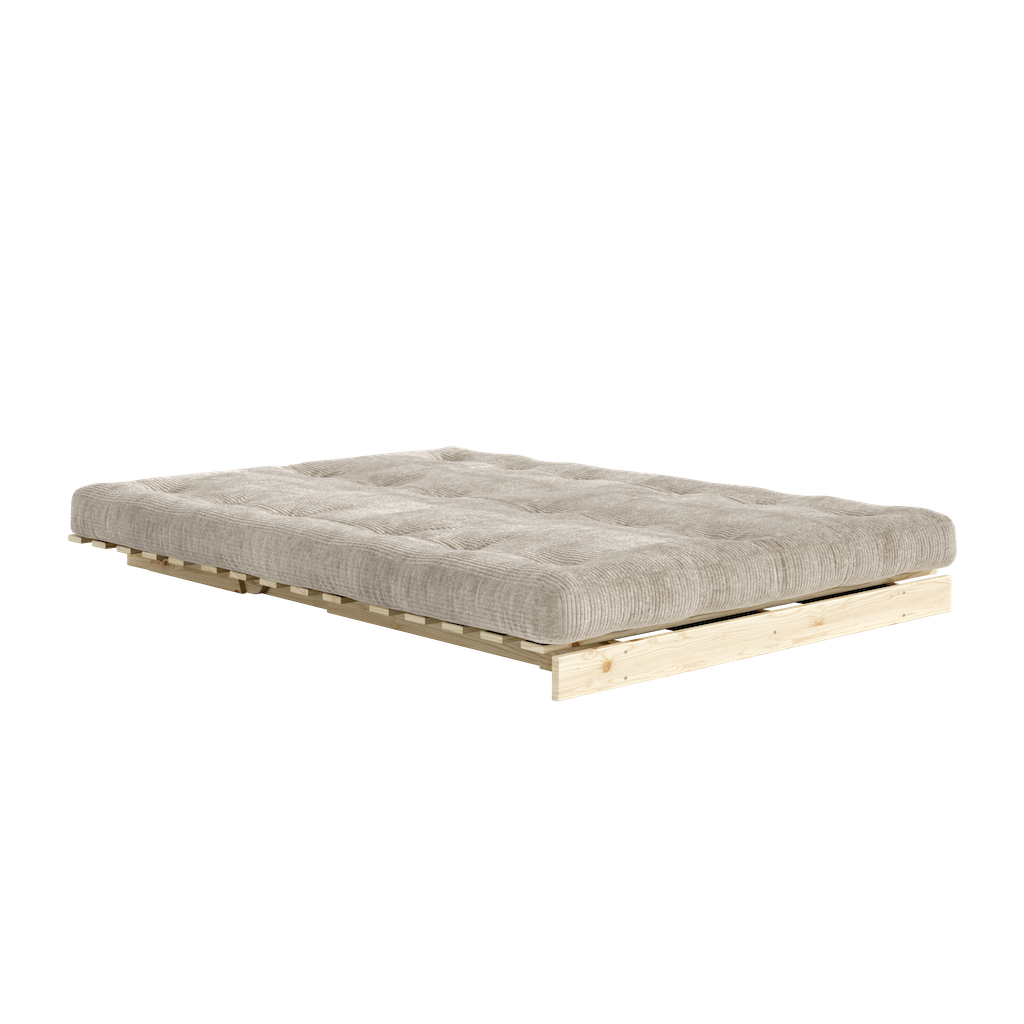 Roots 140 vuodesohva vuodeasennossa. Futonpatjan samettikangas Mega Corduroy, väri Soft Cream. Runko käsittelemätöntä massiivimäntyä.