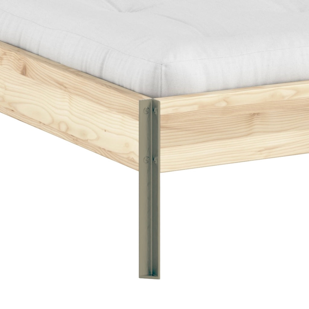 Core sänkyrungon jalka läheltä. Väri Sage Green.