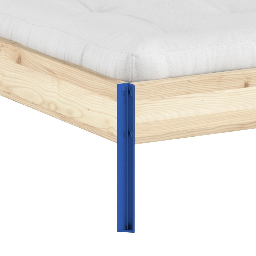 Core sänkyrungon jalka läheltä. Väri Vivid Blue.