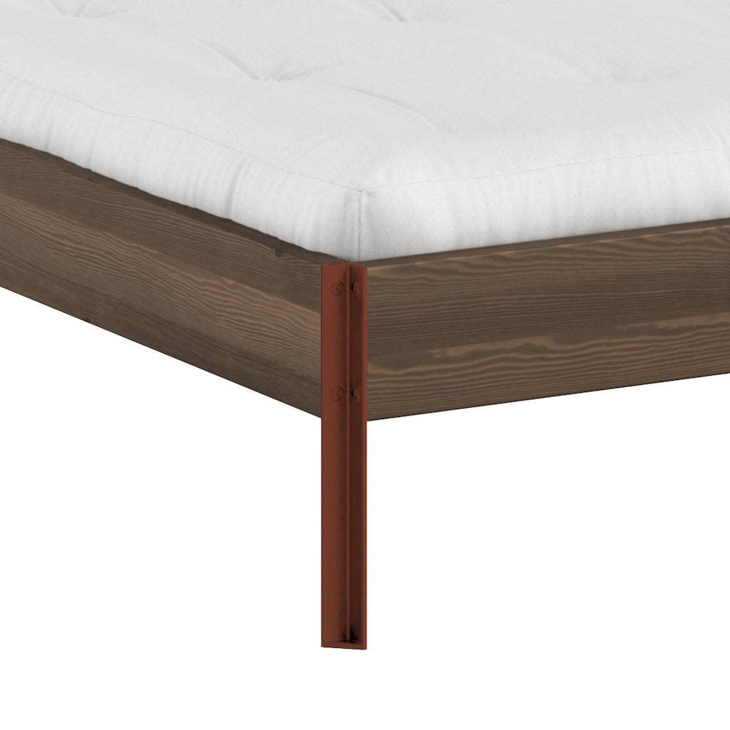 Core sänkyrungon jalka läheltä. Väri Terra Red.