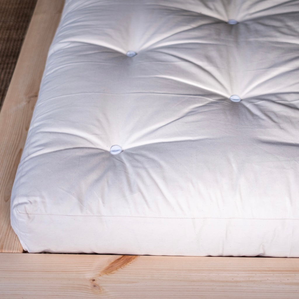 Luonnonvalkoinen futonpatja. Kuvassa myös Japan sänkyrunko.