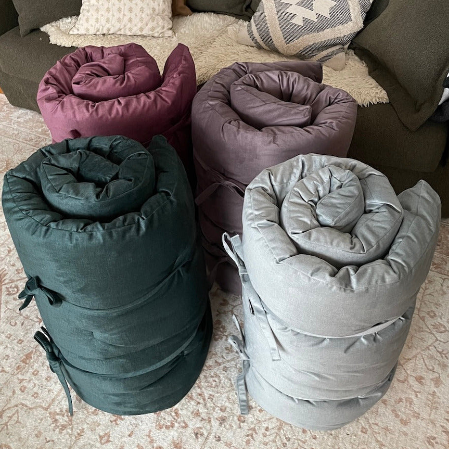 Kuvassa kaksi Roll futonia, kankailla Fancy Akvamariini ja Fancy Tumma Sinivihreä. Kuvassa myös kaksi Joogafutonia, kankailla Fancy Luumu ja Fancy Ruskea.