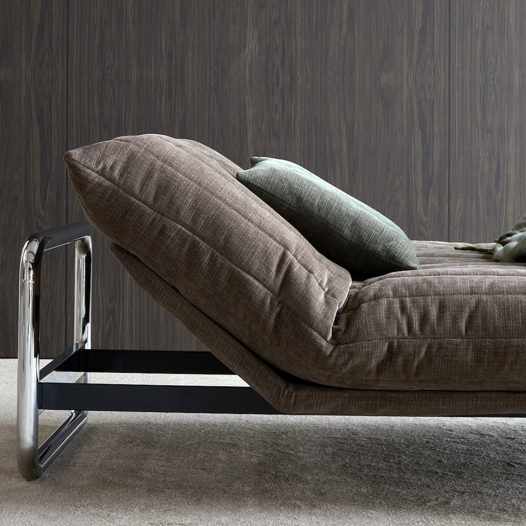 Quiltus irtopäällinen puettuna futonpatjan päälle. Kuvassa myös erikseen tilattavat Lomira runko ja rungon istuinosan suojus. Kangas Esina Cedar Brown.