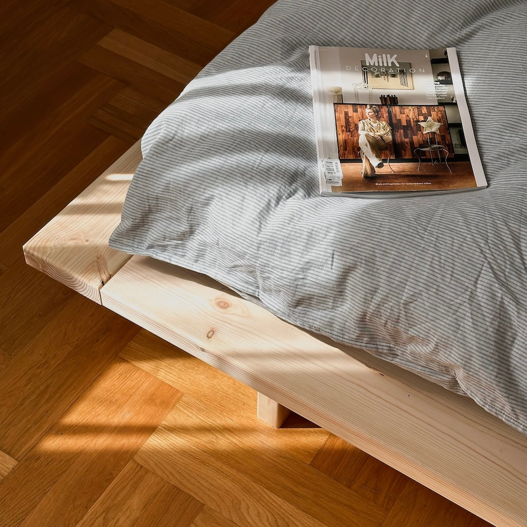 Japan sänkyrunko, käsittelemätön puunvärinen.