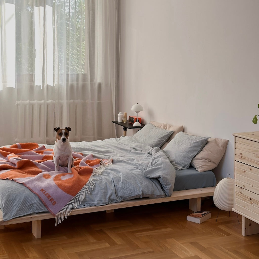 Japan sänkyrunko, käsittelemätön puunvärinen.