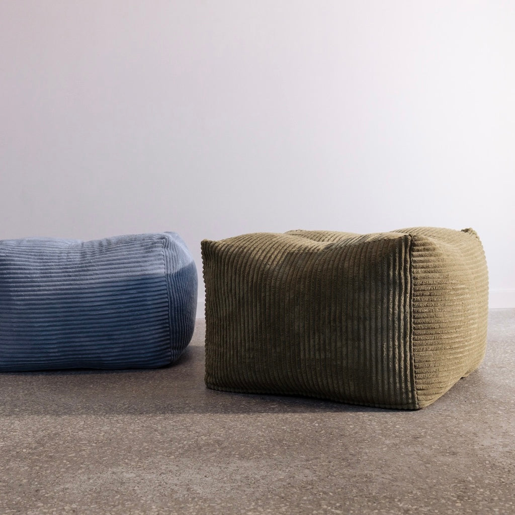 Kaksi Buddy Poufia Mega Corduroy samettikankaalla väreissä Hazy Blue ja Khaki Green.