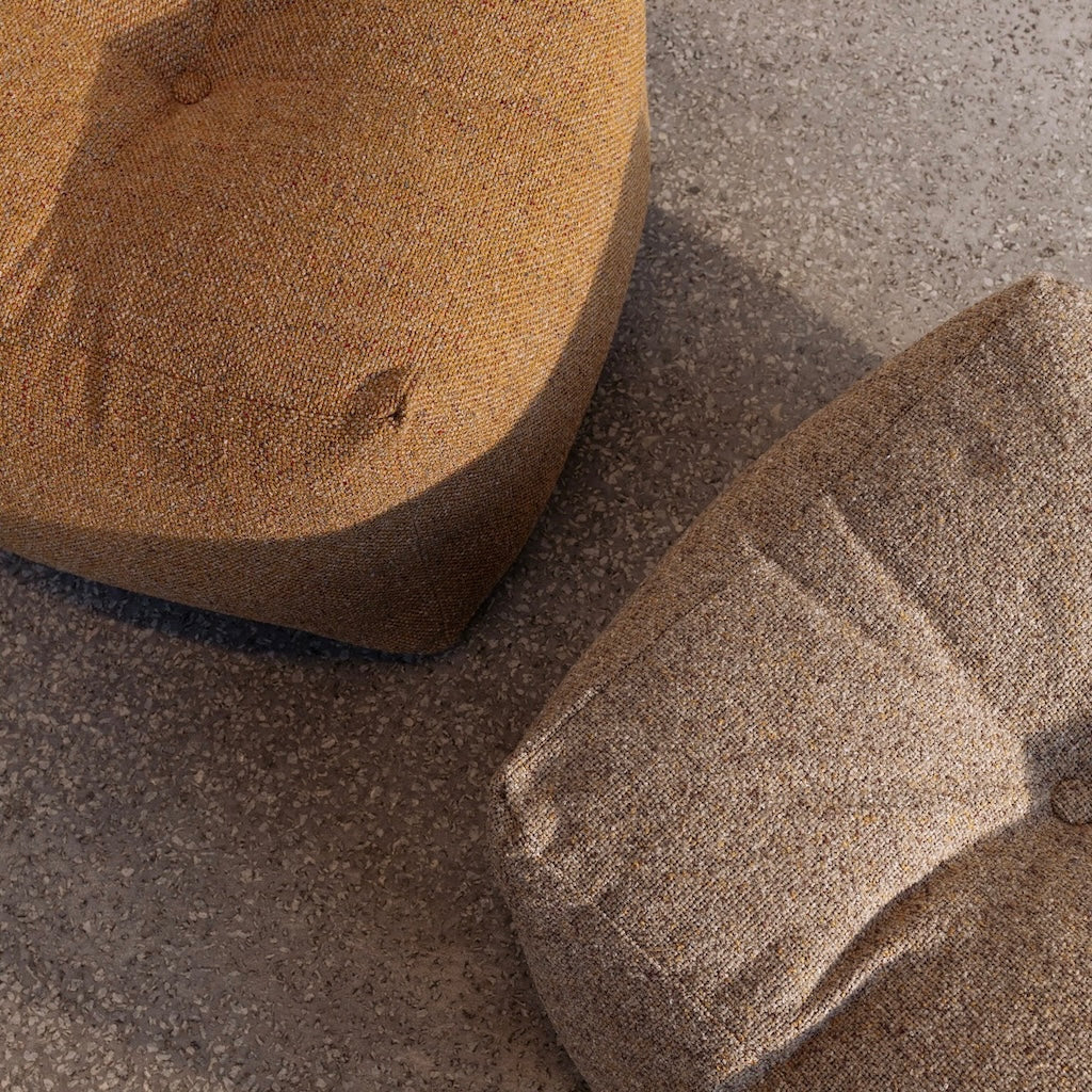 Kaksi Buddy Poufia Textured Weave kankaalla Warm Sand ja Colden Ochre. Lähikuva.
