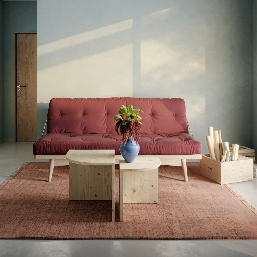 Luonnonväriseksi lakatut Combine pöydät sohvapöytinä. Kuvassa myös Grab-it pöytä/penkki/hylly.