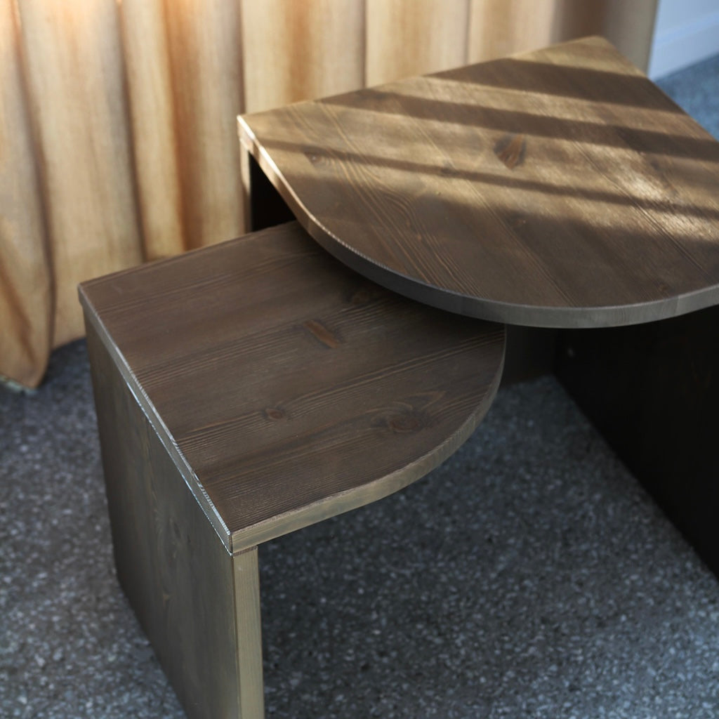 Ruskeaksi lakatut Combine pöydät.