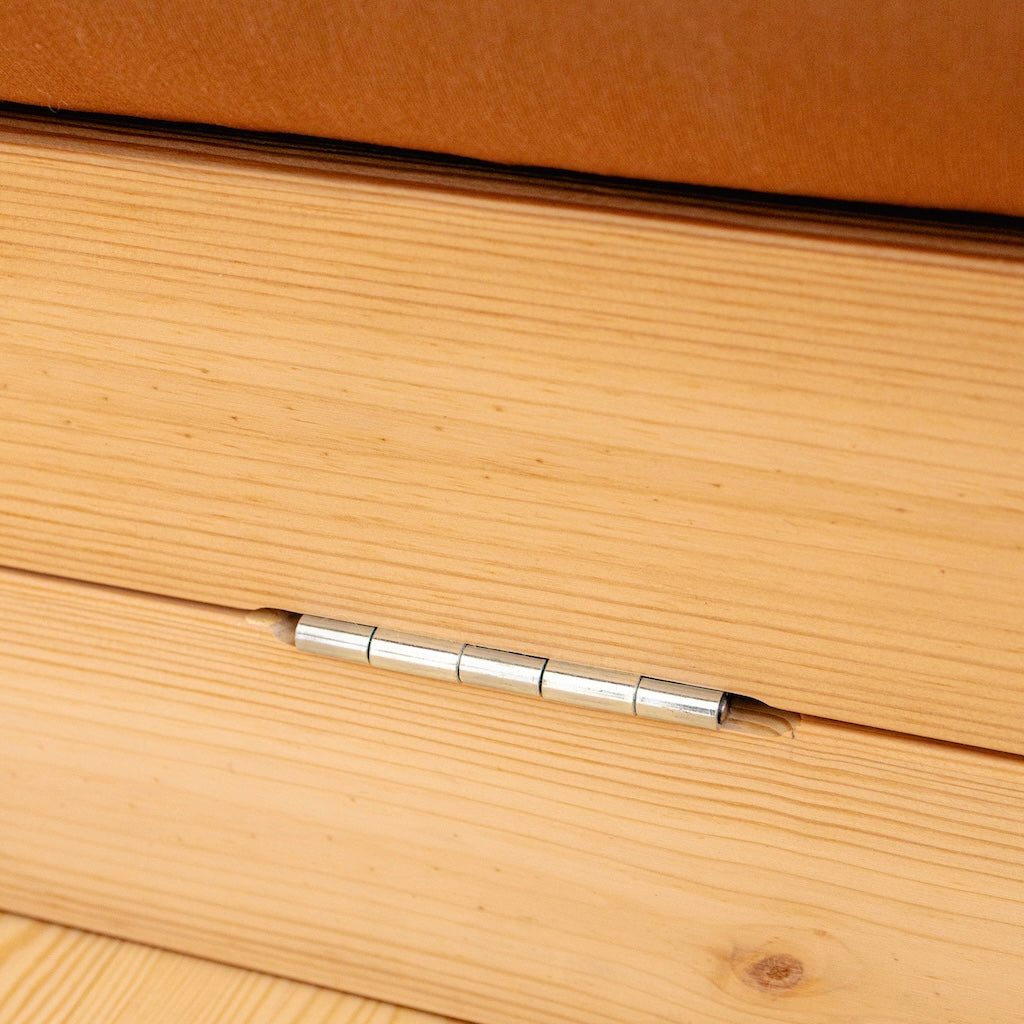 Flip vuodesohva, kangas Mocca. Kuvassa myös Japan pöytä.