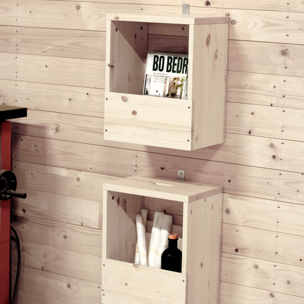 Kaksi Grab-it pöytä/penkki/hyllyä seinällä. Seinäkiinnike sisältyy pakettiin.