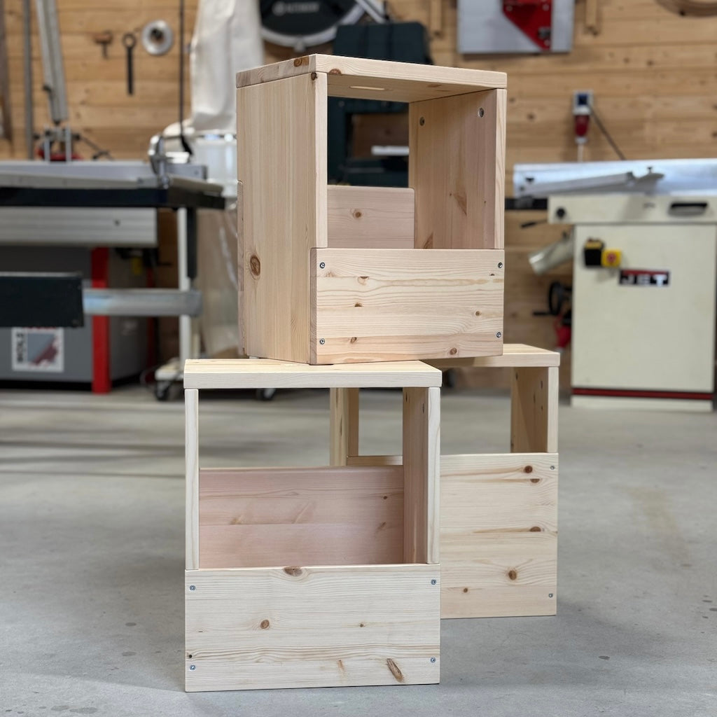 Kolme Grab-it pöytä/penkki/hyllyä.