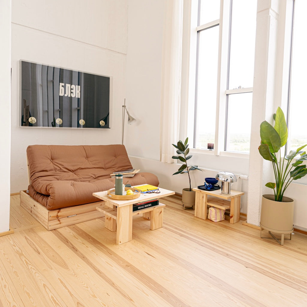 Japan pöytä, käsittelemätön. Kuvassa myös Japan sivupöytä ja Flip vuodesohva.