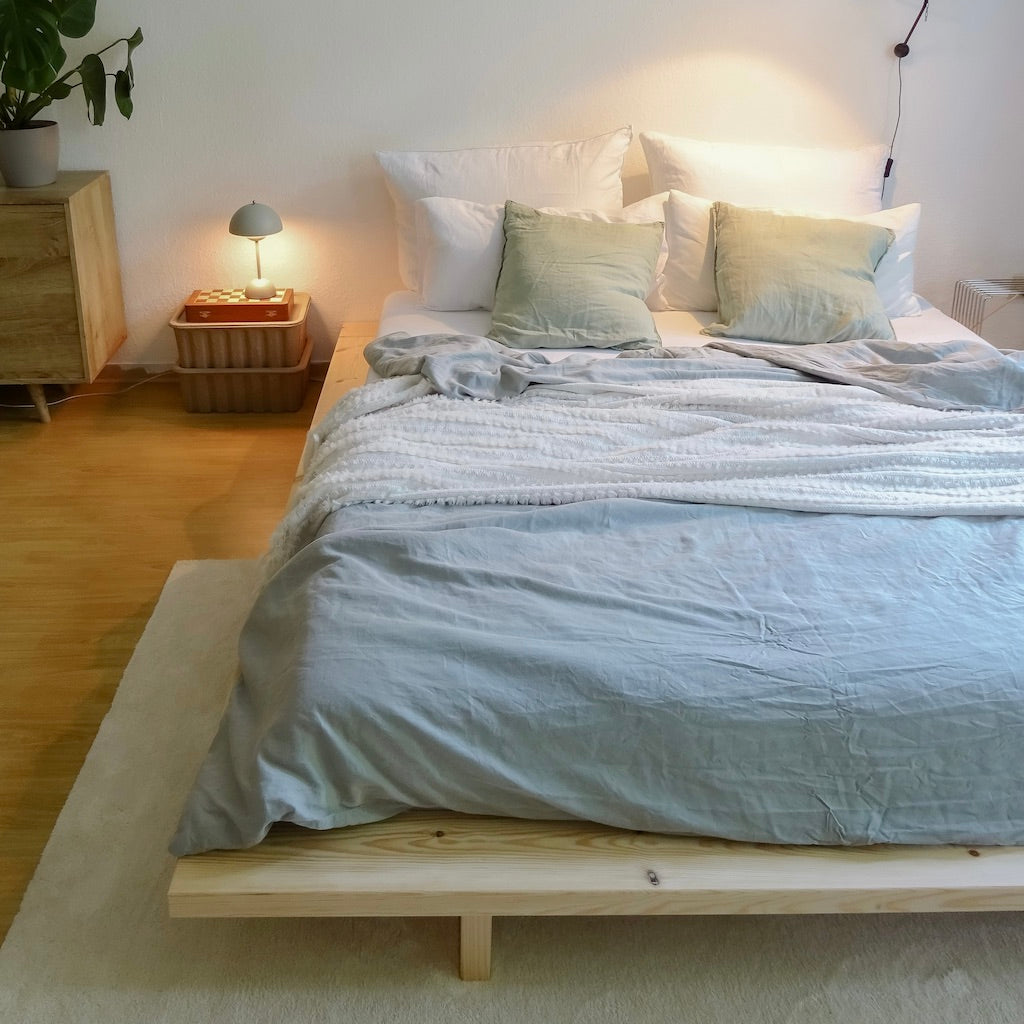 Japan sänkyrunko, käsittelemätön puunvärinen.