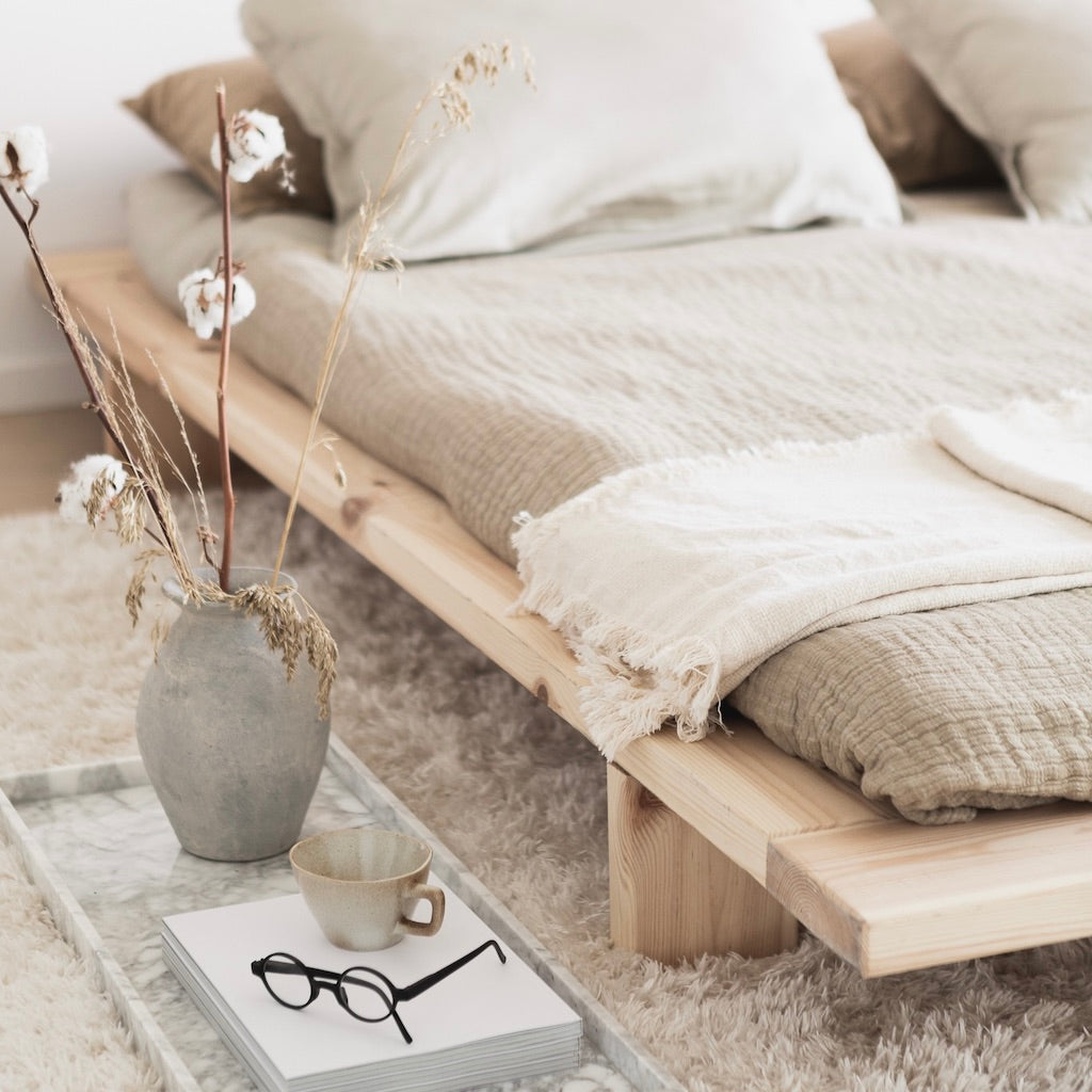 Japan sänkyrunko, käsittelemätön puunvärinen.