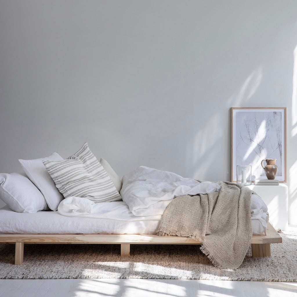 Japan sänkyrunko, käsittelemätön puunvärinen.