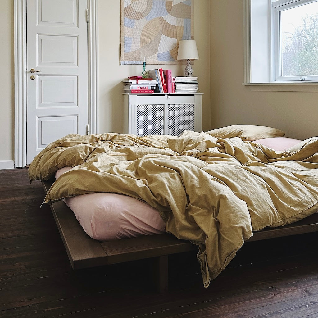 Japan sänkyrunko ruskea.