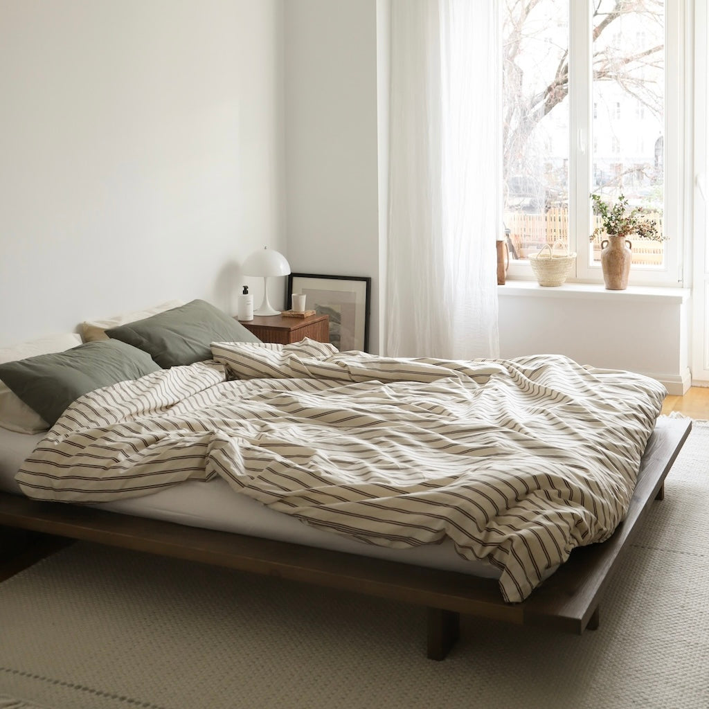 Japan sänkyrunko ruskea.