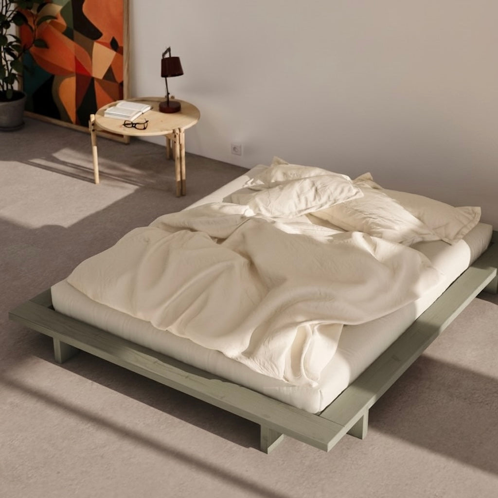 Sage Green Japan sänkyrunko futonpatjan kanssa.