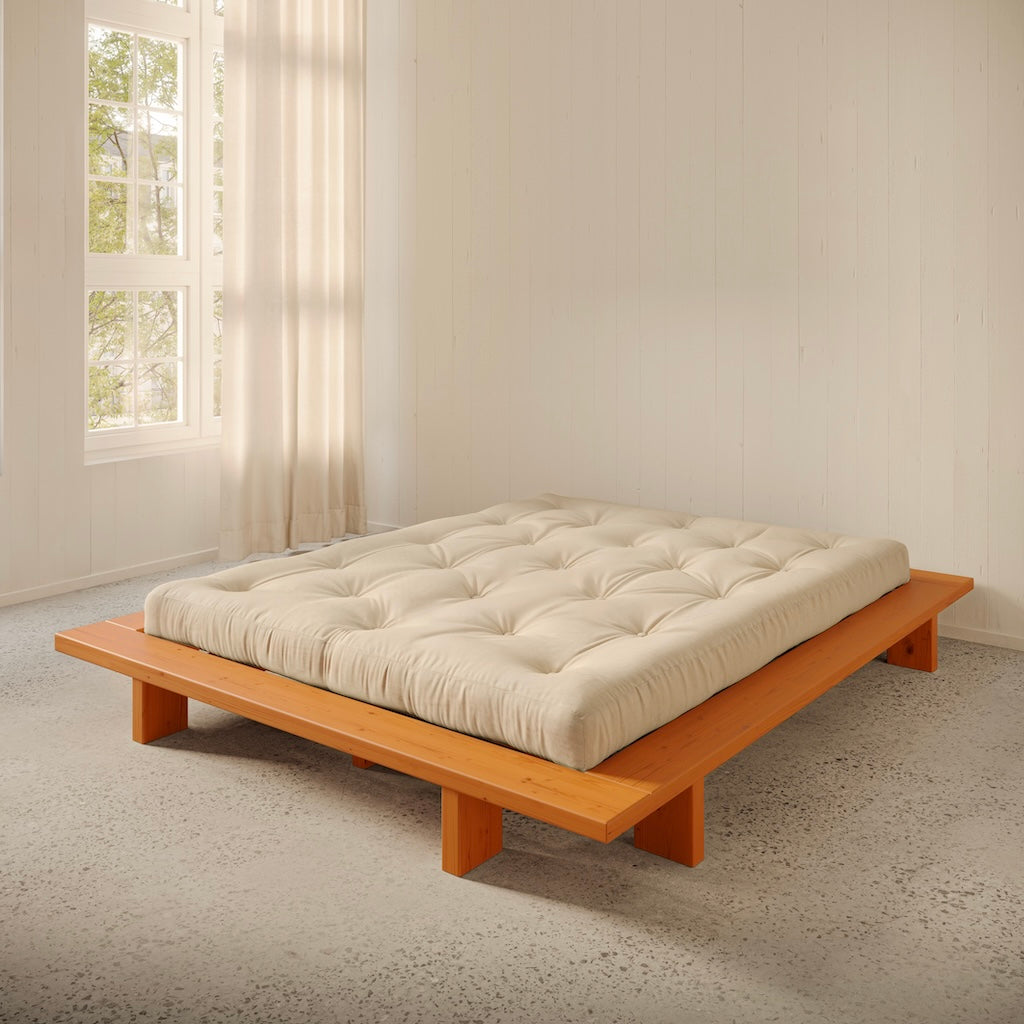 Solar Orange Japan sänkyrunko futonpatjan kanssa.