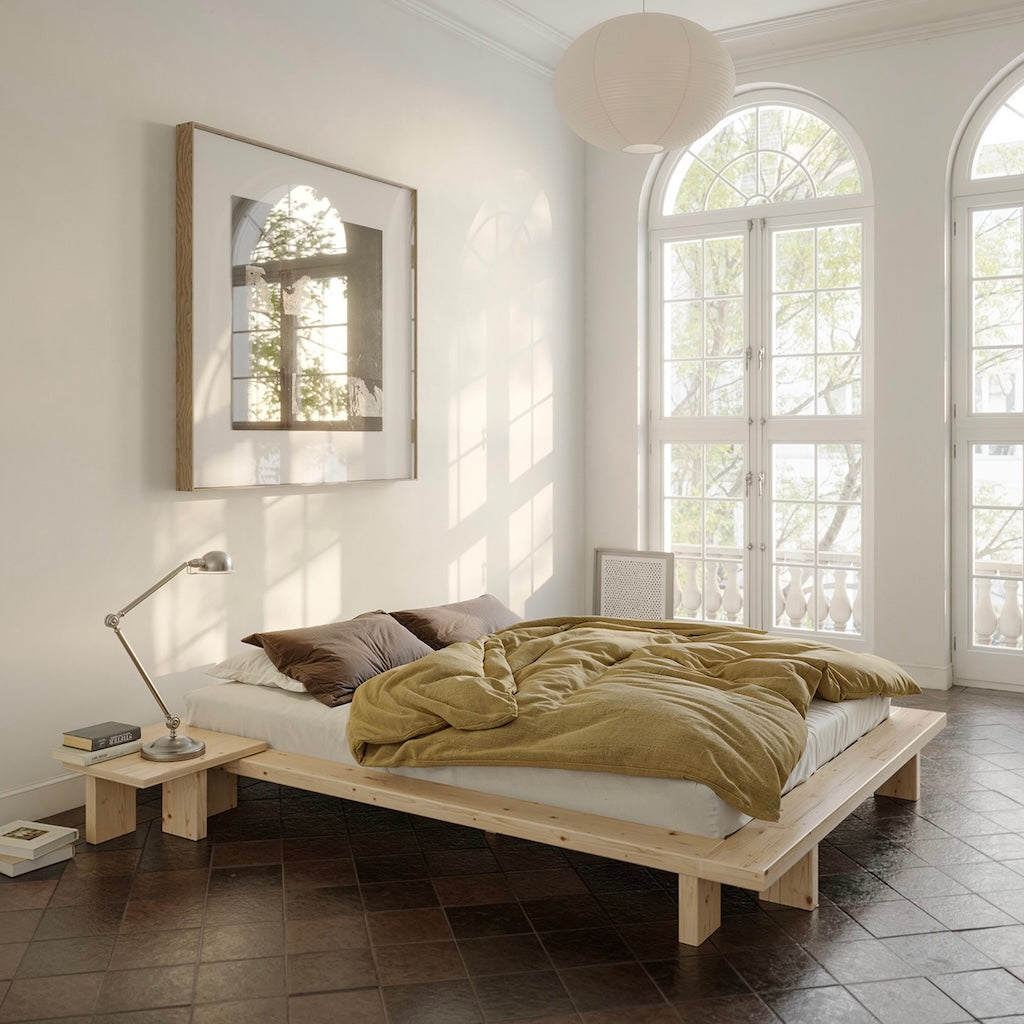 Käsittelemätön Japan yöpöytä integroituna samanväriseen Japan sänkyrunkoon.