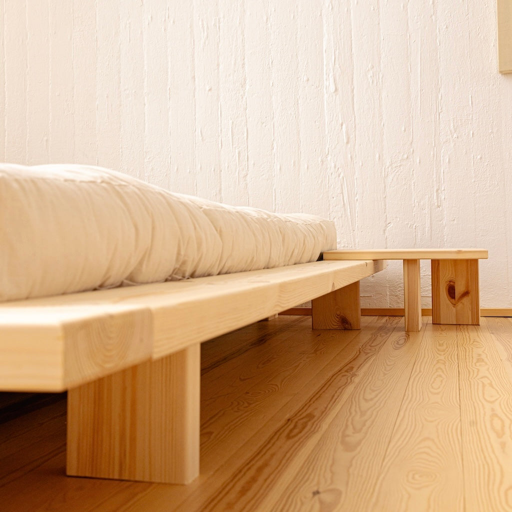 Käsittelemätön Japan yöpöytä integroituna samanväriseen Japan sänkyrunkoon.