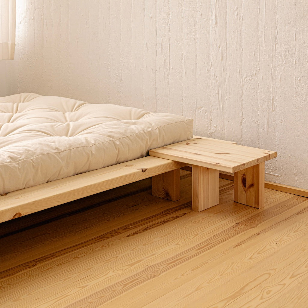 Käsittelemätön Japan yöpöytä integroituna samanväriseen Japan sänkyrunkoon.