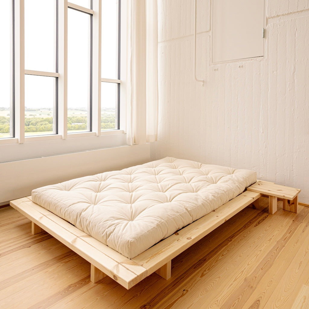 Käsittelemätön Japan yöpöytä integroituna samanväriseen Japan sänkyrunkoon.