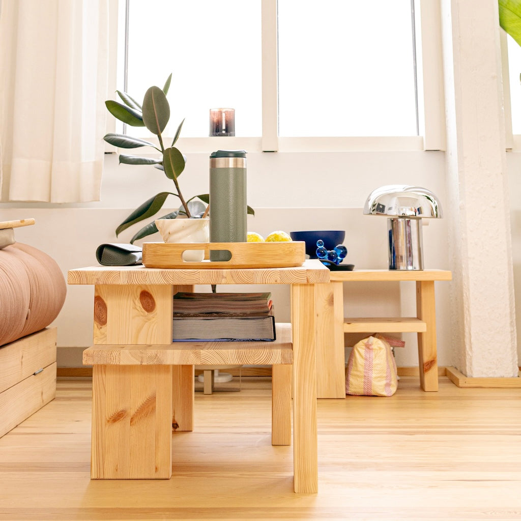 Kuvassa etualalla Japan pöytä ja taaempana Japan sivupöytä.