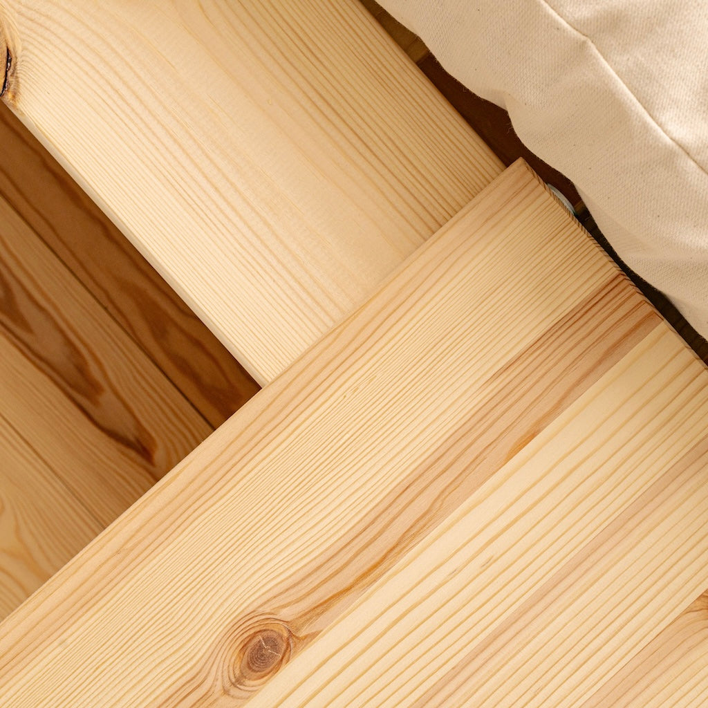 Käsittelemätön Japan yöpöytä integroituna samanväriseen Japan sänkyrunkoon.