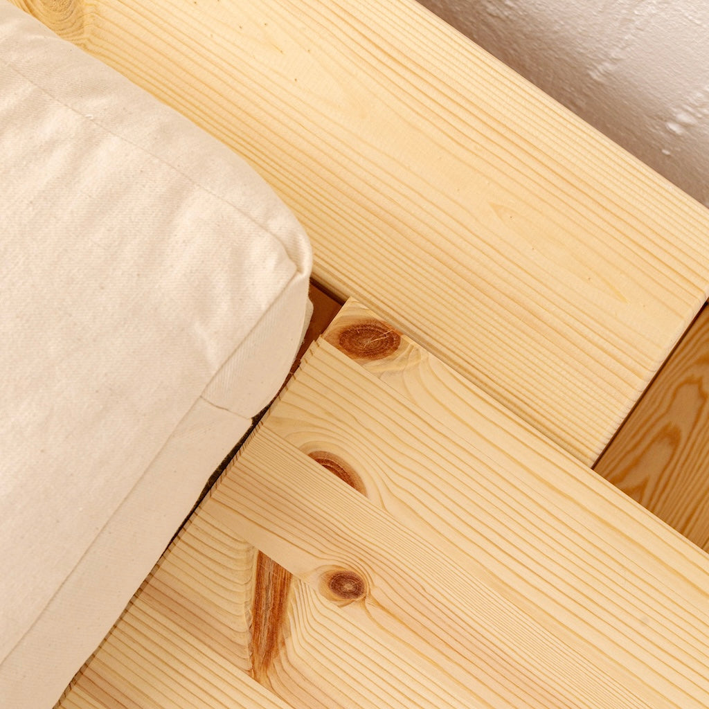 Käsittelemätön Japan yöpöytä integroituna samanväriseen Japan sänkyrunkoon.