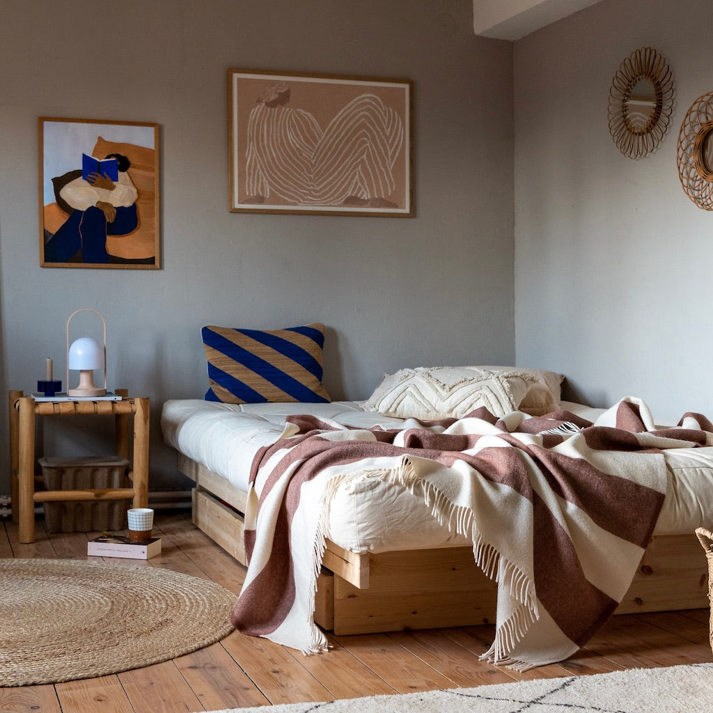 Kanso sänkyrunko laatikoiden kanssa.