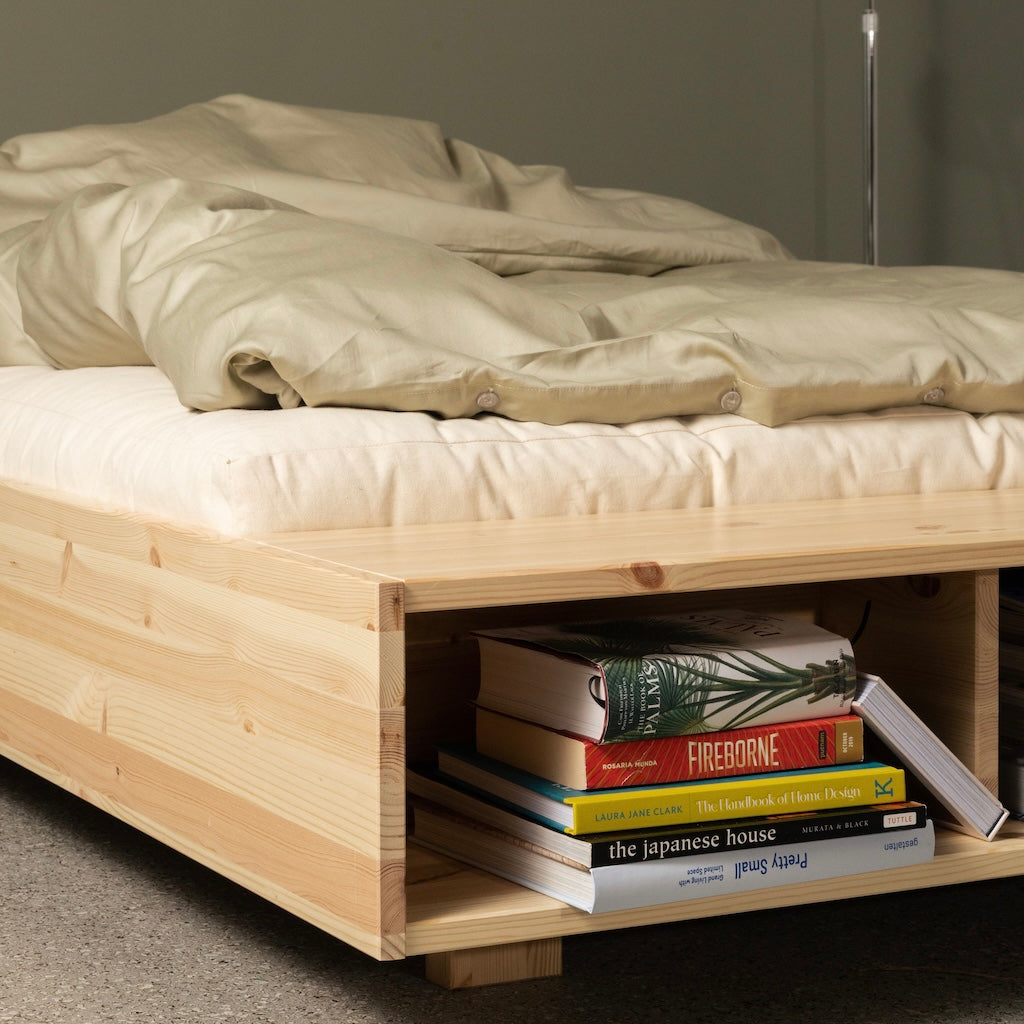 Merge sänkyrunko. Päädyssä on säilytystilaa.