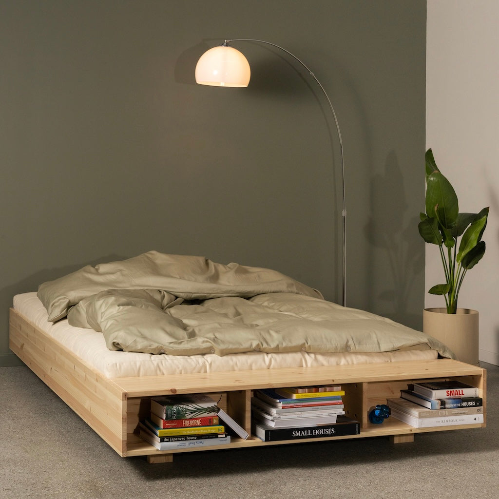 Merge sänkyrunko. Päädyssä on penkki ja säilytystilaa.