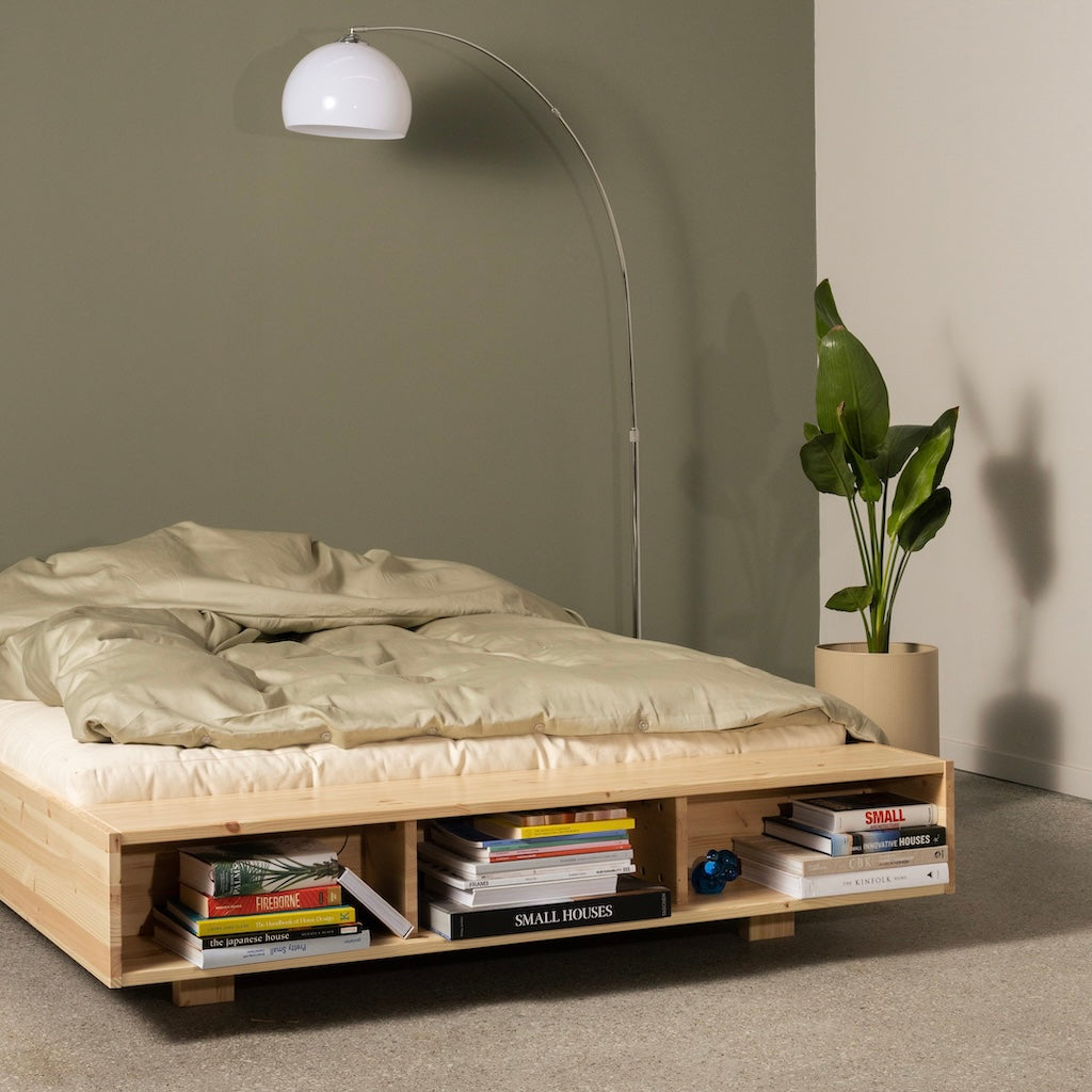 Merge sänkyrunko. Päädyssä on penkki ja säilytystilaa.