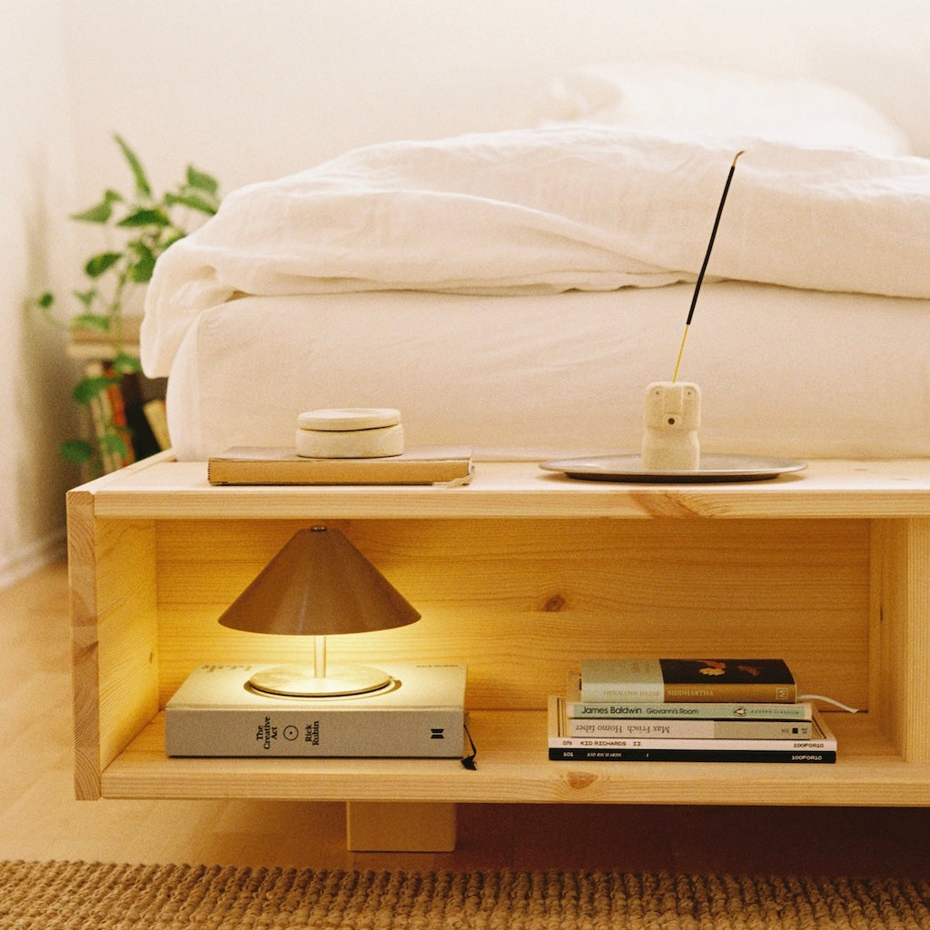 Merge sänkyrungon päätyhylly.