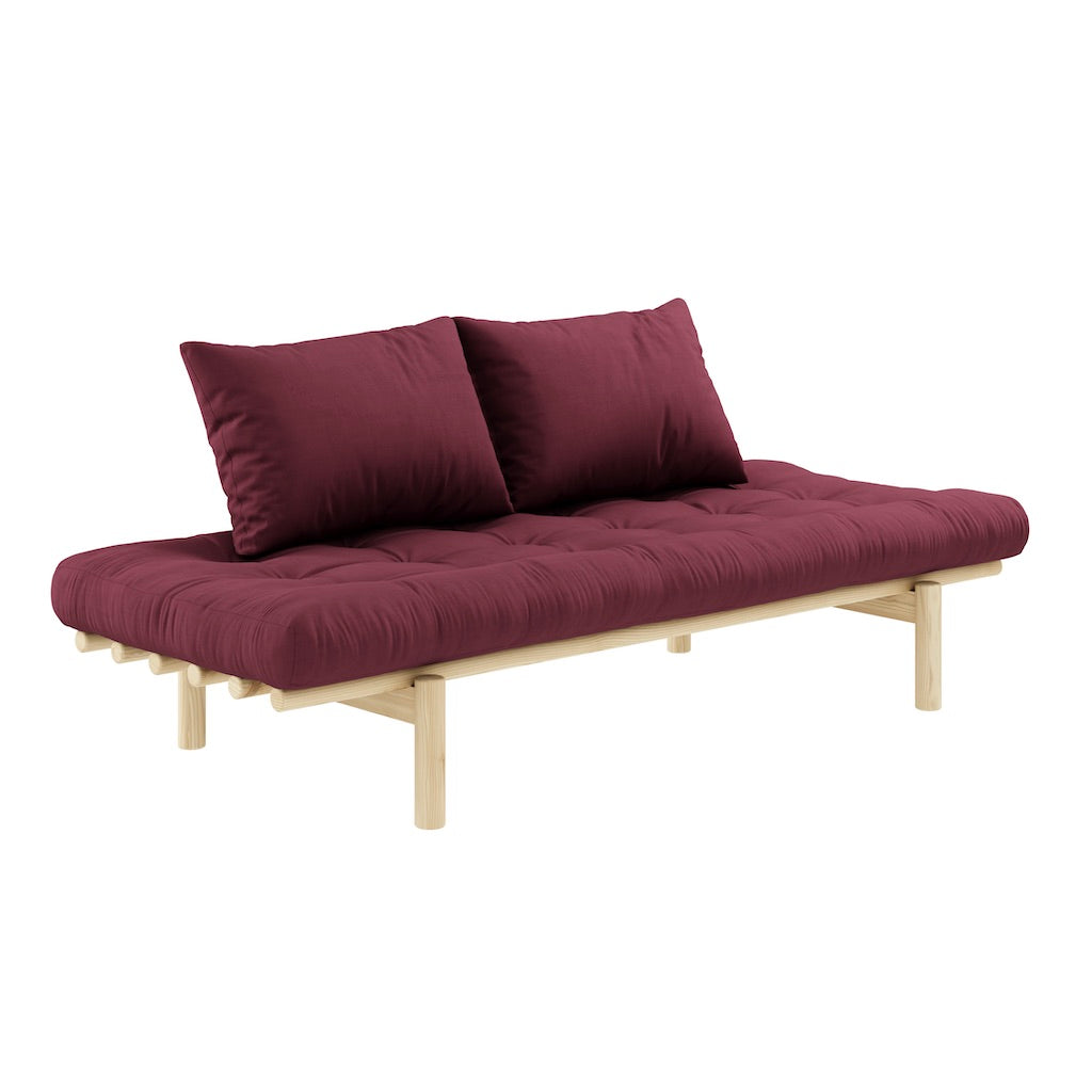 Pace Daybed vuodesohvan futonpatja ja tyynyt, kangas Bordeaux. Kuvassa myös Pace Daybed vuodesohvan luonnonväriseksi lakattu runko. (Hinta sisältää vain futonpatjan ja kaksi tyynyä.)