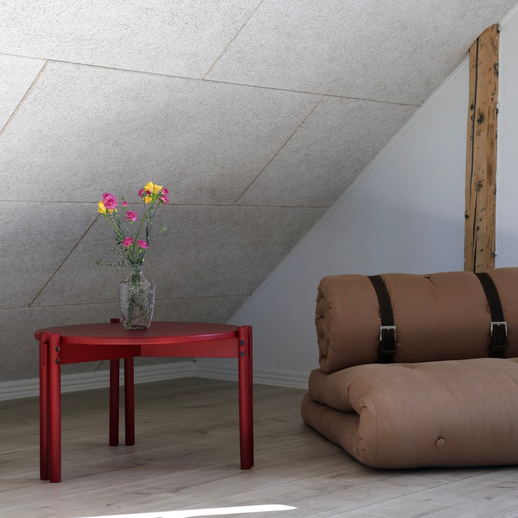 Sticks pöytä, korkea, väri Poppy Red. Kuvassa myös Buckle Up vuodetuoli.