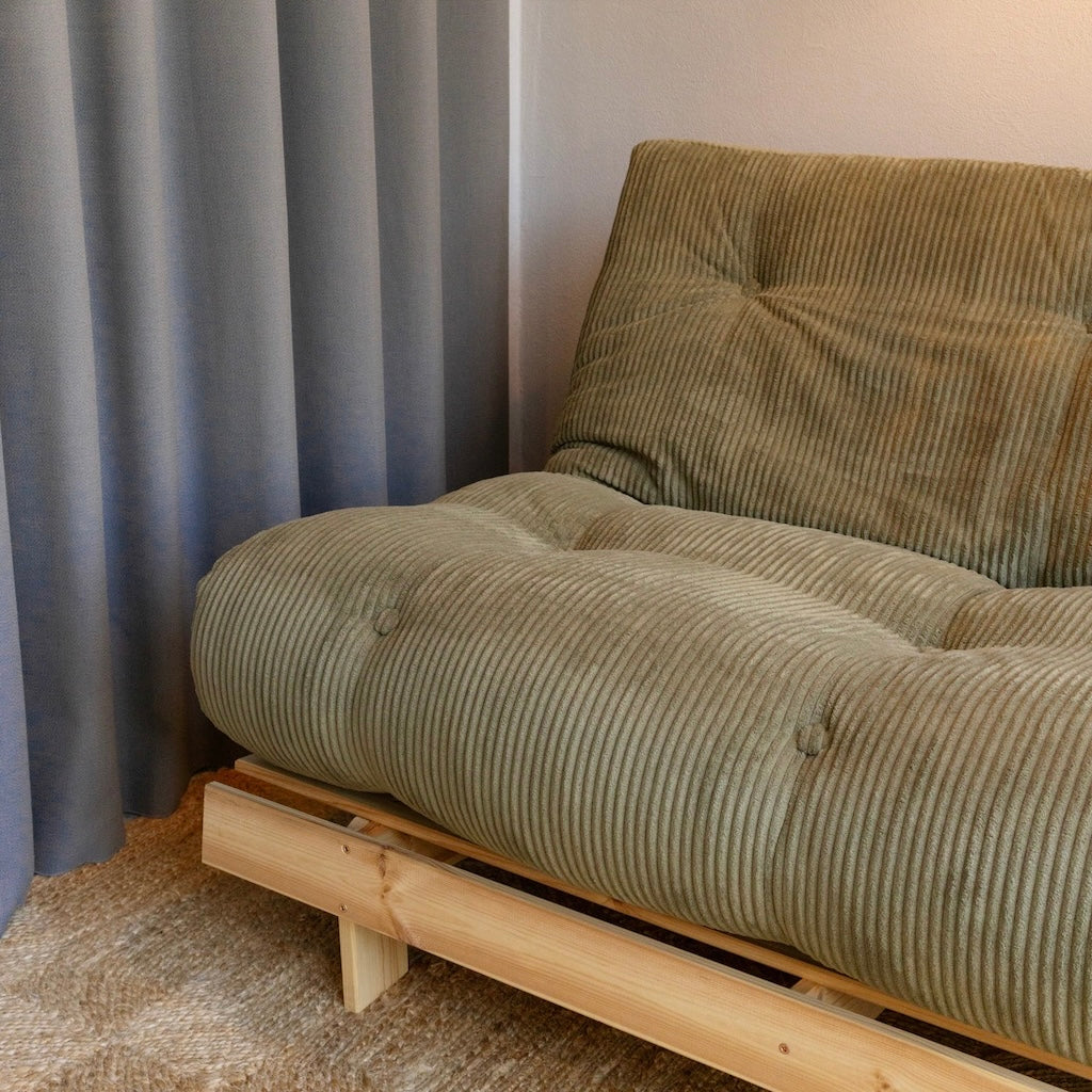 Roots 140 vuodesohva sohva-asennossa. Futonpatjan samettikangas Mega Corduroy, väri Khaki Green. Runko käsittelemätöntä massiivimäntyä.