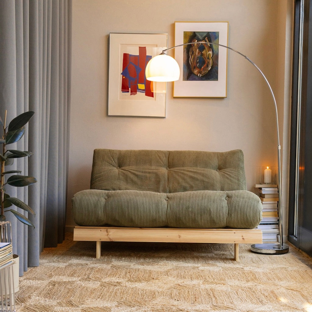 Roots 140 vuodesohva sohva-asennossa. Futonpatjan samettikangas Mega Corduroy, väri Khaki Green. Runko käsittelemätöntä massiivimäntyä.
