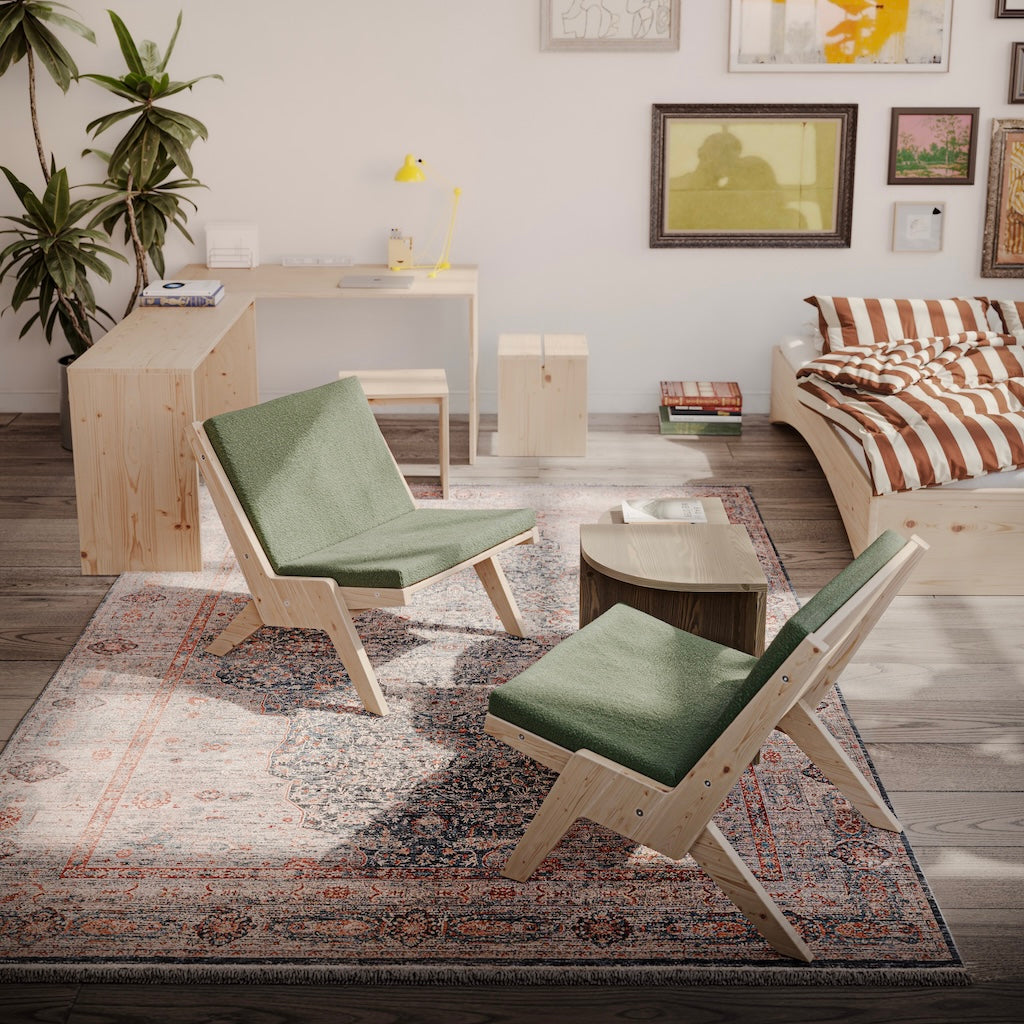 Kaksi Sway Lounge tuolia värissä Evergreen. Kuvassa myös Orbit sänkyrunko.