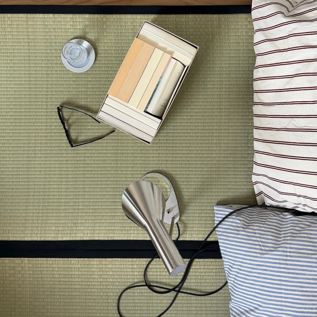 Kuvassa kaksi Tatamia ja öljytty tammi Japan sänkyrunko.