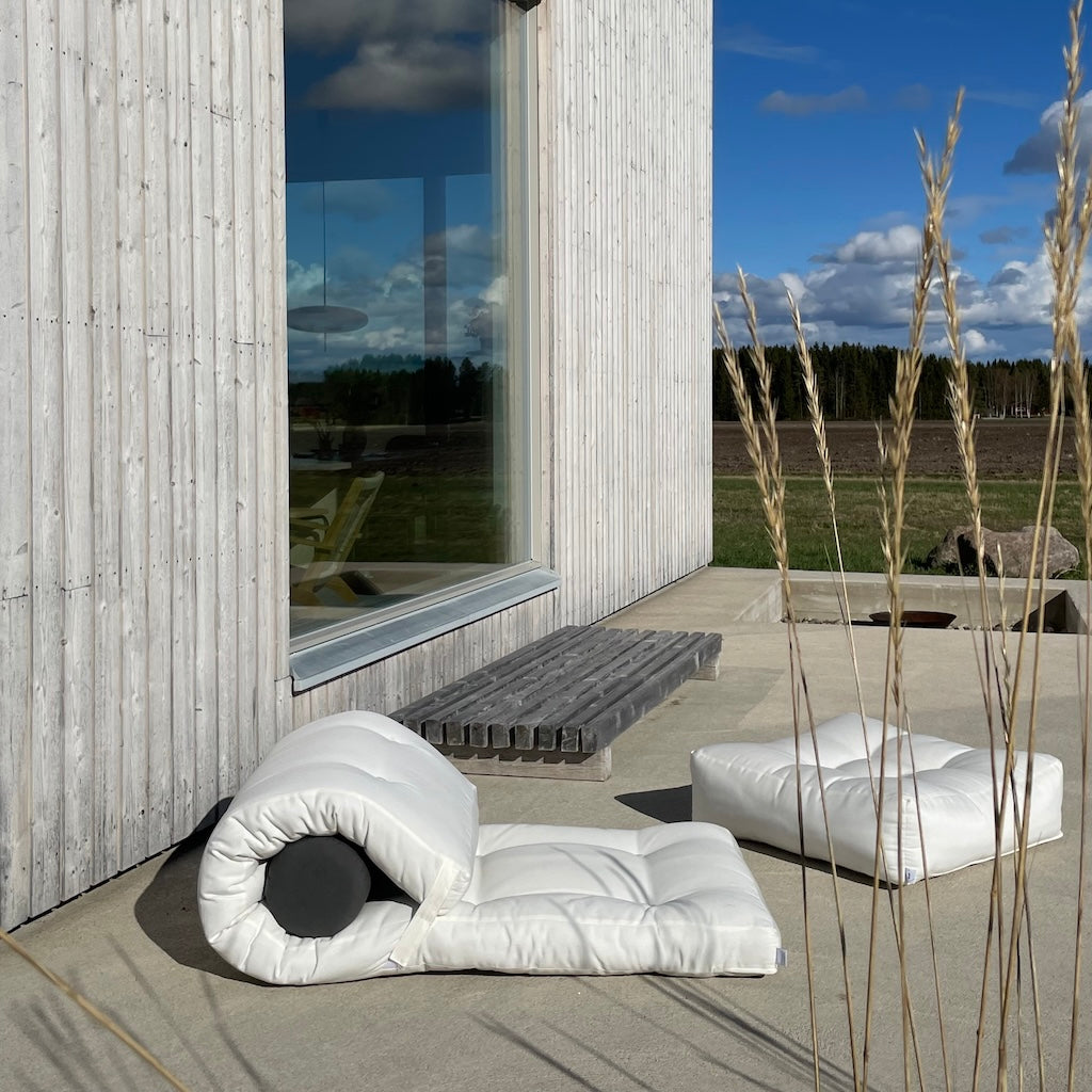 Wrap Out, kangas valkoinen. Kuvassa myös valkoinen More Pouf Out.