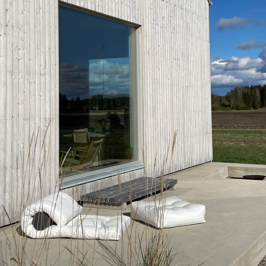 Wrap Out, kangas valkoinen. Kuvassa myös valkoinen More Pouf Out.