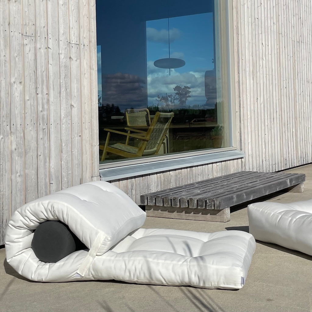 Wrap Out, kangas valkoinen. Kuvassa myös valkoinen More Pouf Out.