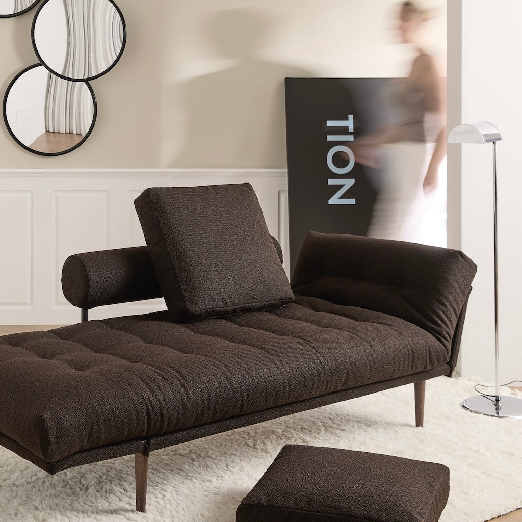 Rollo vuodesohva, jalat Styletto, kangas Taura Chocco.